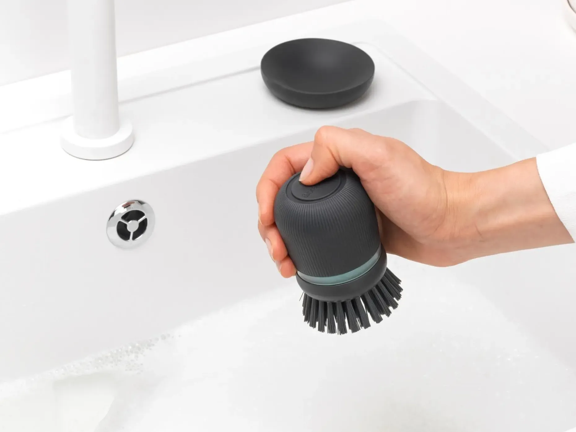 Brabantia Saippuaa annosteleva tiskiharja dark grey
