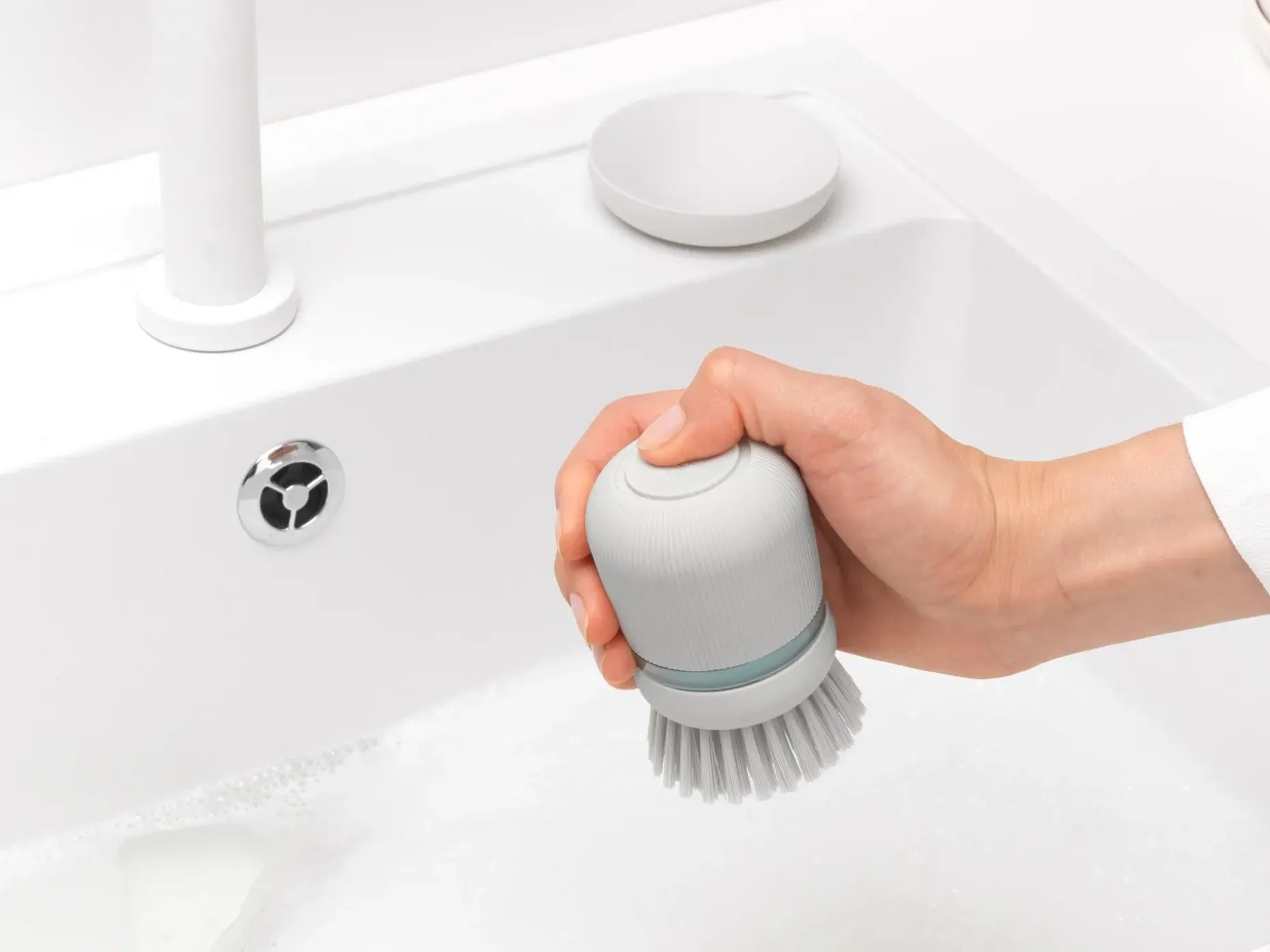 Brabantia Saippuaa annosteleva tiskiharja light grey