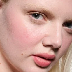 MAC Cosmetics Powder Kiss Lip + Cheek Mousse -nestemäinen huulipuna 5 ml