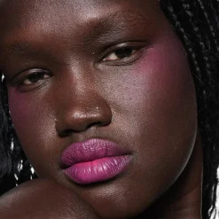 MAC Cosmetics Powder Kiss Lip + Cheek Mousse -nestemäinen huulipuna 5 ml