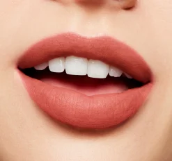 MAC Cosmetics Powder Kiss Lip + Cheek Mousse -nestemäinen huulipuna 5 ml