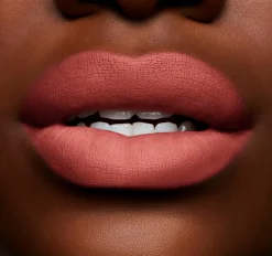 MAC Cosmetics Powder Kiss Lip + Cheek Mousse -nestemäinen huulipuna 5 ml