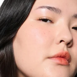 MAC Cosmetics Powder Kiss Lip + Cheek Mousse -nestemäinen huulipuna 5 ml