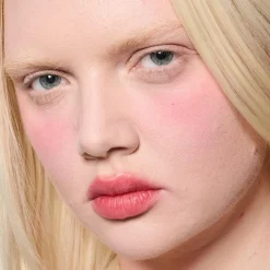 MAC Cosmetics Powder Kiss Lip + Cheek Mousse -nestemäinen huulipuna 5 ml