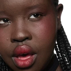 MAC Cosmetics Powder Kiss Lip + Cheek Mousse -nestemäinen huulipuna 5 ml