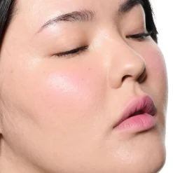 MAC Cosmetics Powder Kiss Lip + Cheek Mousse -nestemäinen huulipuna 5 ml