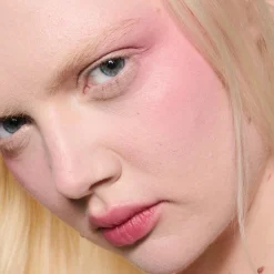 MAC Cosmetics Powder Kiss Lip + Cheek Mousse -nestemäinen huulipuna 5 ml