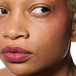 MAC Cosmetics Powder Kiss Lip + Cheek Mousse -nestemäinen huulipuna 5 ml