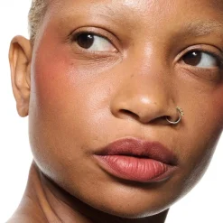 MAC Cosmetics Powder Kiss Lip + Cheek Mousse -nestemäinen huulipuna 5 ml