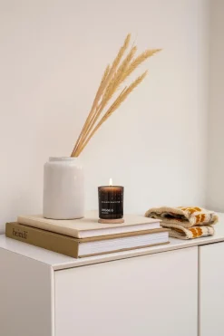 Skandinavisk HYGGE Tuoksukynttilä puukannella 65g, ruskea